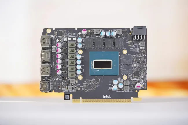 В сеть попали фотографии разобранной Intel Arc B580, раскрывающие детали дизайна