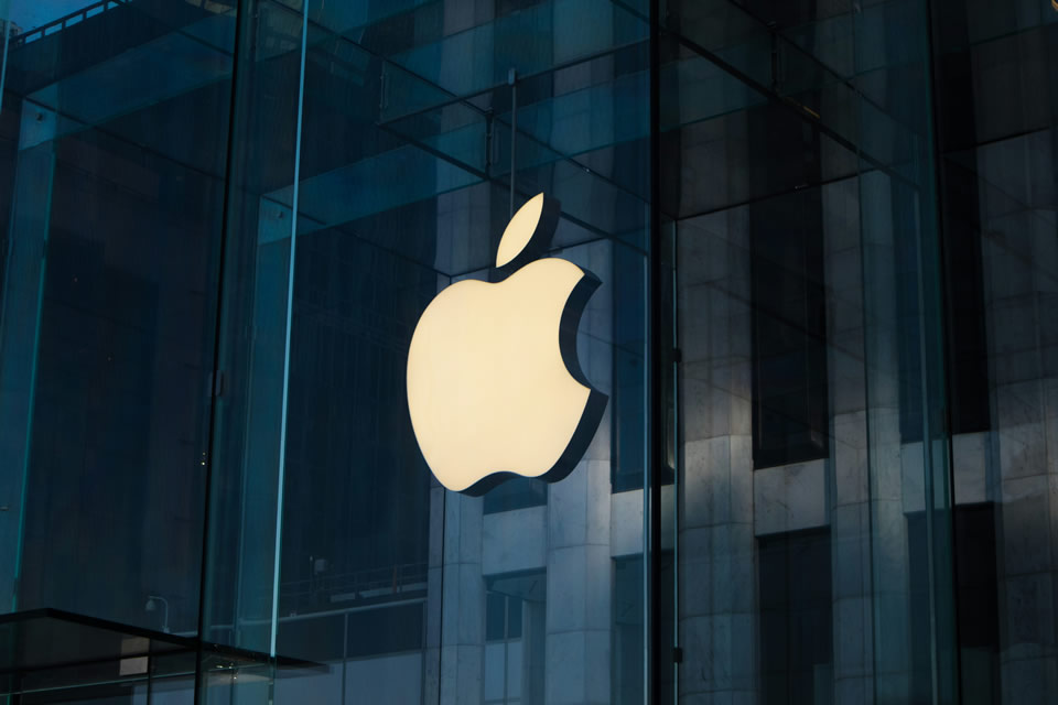 Apple создаст новые рабочие места и заводы в США на $500 млрд