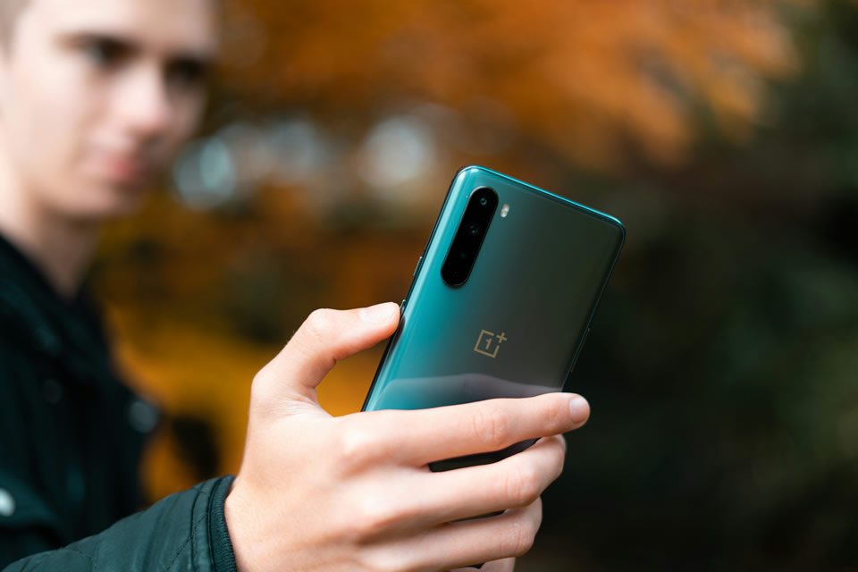 OnePlus готовит компактный смартфон с мощной батареей на 6000 мА·ч