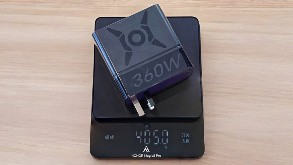 Honor анонсировала блок питания мощностью 360 Вт для игровых ноутбуков